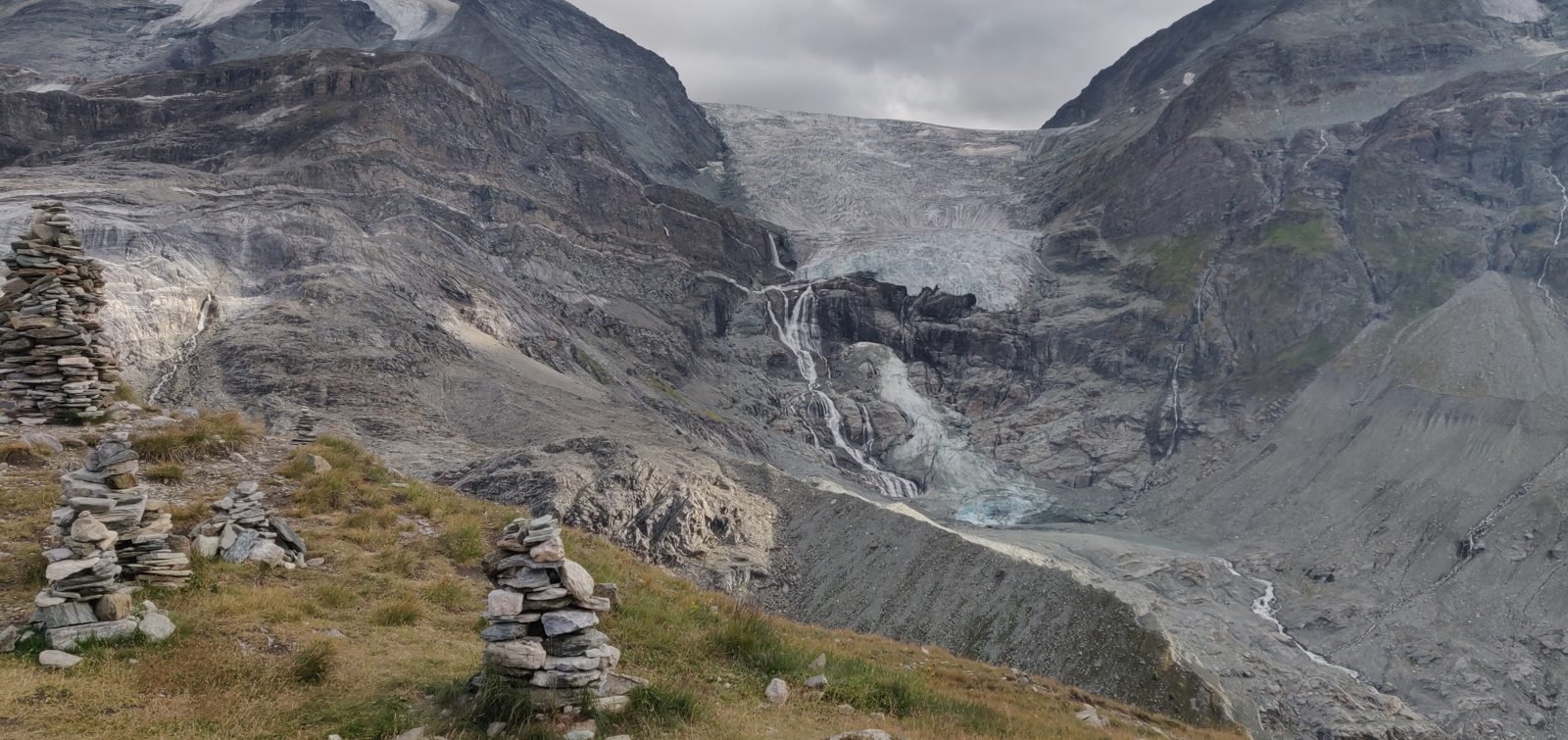 Gletscherlandschaft mit Steinmännchen